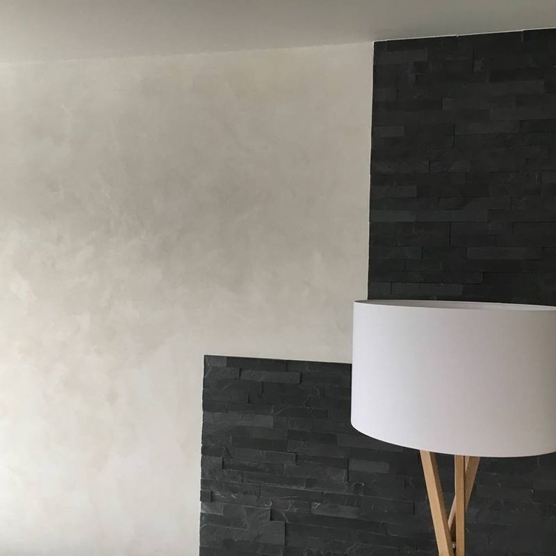 Mur en stucco décoratif et parement en pierre réalisé par Strueby Peinture